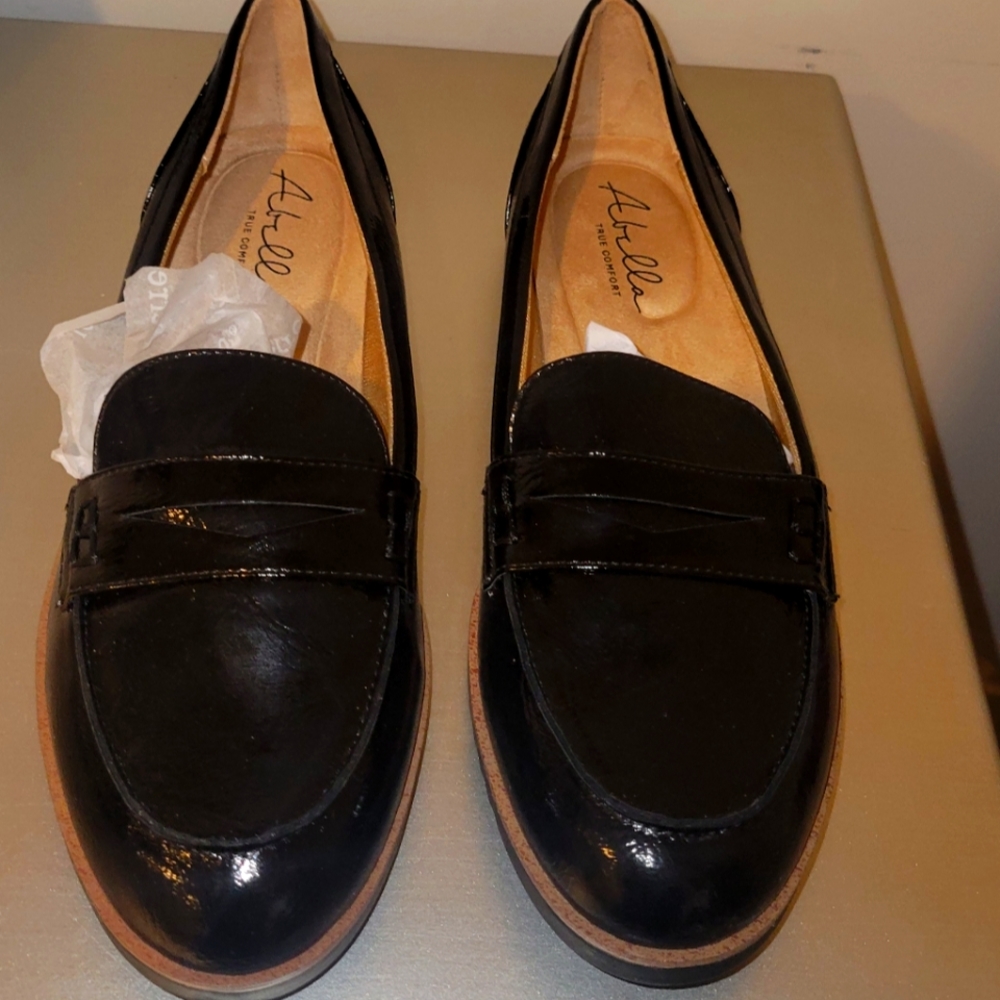Brand New Never Worn Loafers New In Box... Comfortable 8